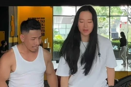 Chung ảnh cùng lực sĩ, Angela Phương Trinh chẳng thua kém