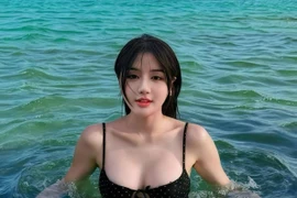 Diện bikini khoe dáng nuột, Nhung Lora trở thành "hot search"