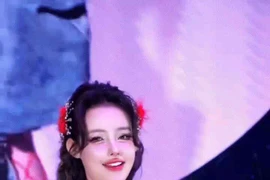 DJ Ngân 98 lại mặc đồ "có cũng như không"