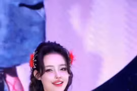 DJ Ngân 98 lại mặc đồ "có cũng như không"