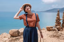 Giữa bão ảnh nóng, Hải Tú đi biển không mặc bikini vẫn đẹp