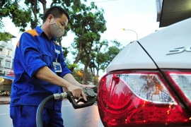 Giá xăng đồng loạt tăng, giá dầu giảm từ chiều nay