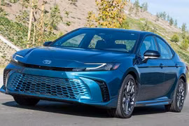 Hơn nửa triệu xe Toyota Camry bị triệu hồi vì lỗi đồng hồ kỹ thuật số