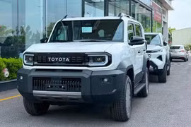 [GALLERY] Toyota Land Cruiser FJ khan hàng, đại lý "kèm lạc" thêm 50 triệu