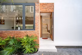 Chiêm ngưỡng ngôi nhà gạch đỏ nổi bần bật giữa phố