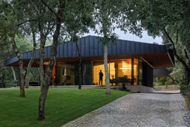 Bên trong ngôi nhà 1.200 m2 ẩn mình dưới tán cây