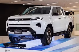 Toyota Hilux 2026 tăng giá mạnh khi về Việt Nam, bản cao nhất tới 1,1 tỷ