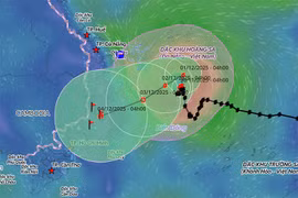 4 người chết, mất tích do sóng lớn từ bão số 15 