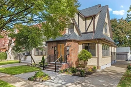 Cận cảnh ngôi nhà thơ ấu của ông Trump rao bán hơn 60 tỷ đồng