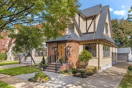 Cận cảnh ngôi nhà thơ ấu của ông Trump rao bán hơn 60 tỷ đồng