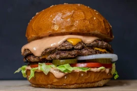 Bánh mì kẹp thịt gần 300 triệu đồng, có tiền cũng khó mua