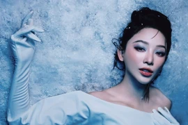 Tóc Tiên chiêu đãi fandom bằng bộ ảnh “công chúa tuyết” cực xinh