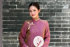 Xoài Non diện áo dài đi chùa, thần thái thanh tao khiến dân mạng xuýt xoa