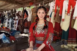 Hoa hậu Trần Tiểu Vy “hóa” gái bản, khoe sắc vóc thanh thuần giữa núi rừng