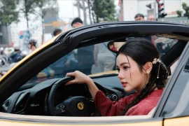 Hot girl TikTok Bò Chảnh diện áo dài đỏ nổi bật bên siêu xe