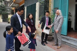 Vợ chồng mới cưới và “thủ tục” nhận họ ngày Tết