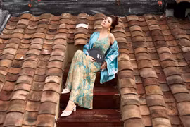 “Búp bê sống” Lilly Luta diện áo lụa, khoe vóc dáng nhẹ nhàng tựa tranh vẽ