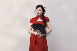 MC Vũ Phương Thảo khoe sắc vóc trong áo dài cách tân