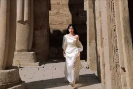 Đỗ Khánh Vân đẹp tựa nữ thần tại ngôi đền Ai Cập, thần thái cuốn hút