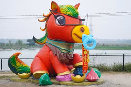 Linh vật ngựa đầu tiên Tết Bính Ngọ chính thức lộ diện