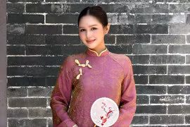 Xoài Non diện áo dài đi chùa, thần thái thanh tao khiến dân mạng xuýt xoa