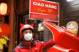 Tết của shipper, tài xế công nghệ trẻ: Chạy xe giữa mùa sum họp