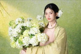 Nữ tiếp viên hàng không Gabriella Bùi diện Việt phục cực xinh đẹp