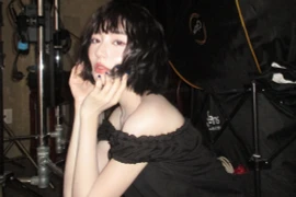 Bâu Krysie gây bất ngờ với mái tóc ngắn, khoe nhan sắc cuốn hút 