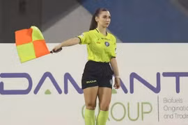 Khán giả đổ xô xem giải hạng 5 chỉ vì nữ trọng tài có visual quá xinh