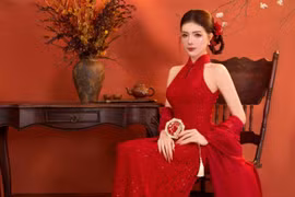 “Búp bê sống” Lilly Luta diện váy đỏ, khoe nhan sắc cuốn hút trong bộ ảnh mới