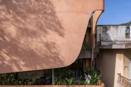 Nhà phố ấn tượng với mặt tiền cong đón nắng