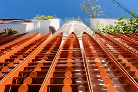 Nhà trong hẻm cụt thông thoáng nhờ 'lõi gió' độc đáo 