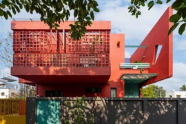 Nhà phố thô mộc, nổi bần bật với mặt tiền gạch đất nung