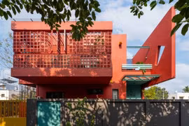 Nhà phố thô mộc, nổi bần bật với mặt tiền gạch đất nung