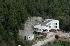 Chiêm ngưỡng ngôi nhà 3 tầng tựa núi đẹp mê mẩn