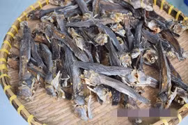 Khô cá "biết leo cây" hơn nửa triệu đồng/kg hút khách dịp cận Tết