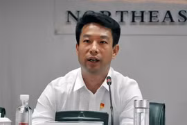 Tỷ phú 7 năm liên tiếp xếp tiền thành núi thưởng Tết cho nhân viên