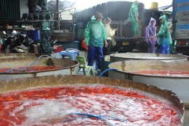 Chợ cá lớn nhất Hà Nội nhộn nhịp trước ngày ông Công ông Táo