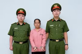 Cơ quan Cảnh sát điều tra Công an TP.HCM thực hiện lệnh bắt khẩn cấp đối với bảo mẫu Triệu Thị Tâm. Ảnh: CACC