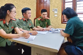 Người phụ nữ bán "giấy mời xem diễu binh", chiếm đoạt hơn 135 triệu