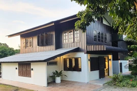 Nhà gỗ truyền thống hồi sinh thành không gian 2 tầng hiện đại