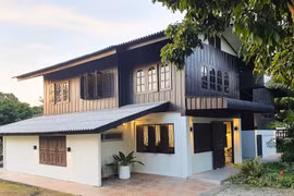 Nhà gỗ truyền thống hồi sinh thành không gian 2 tầng hiện đại