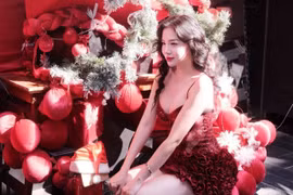 Nữ y tá mê chạy bộ Loan Barbie khoe ảnh Giáng sinh cực quyến rũ