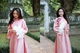 Vợ cầu thủ Phan Văn Đức thướt tha, dịu dàng trong tà áo dài truyền thống