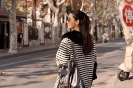 Hot mom Phanh Lee khoe dáng “siêu cấp” giữa lòng Thượng Hải