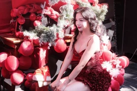 Nữ y tá mê chạy bộ Loan Barbie khoe ảnh Giáng sinh cực quyến rũ