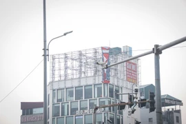 'Ngộp mắt' với ma trận biển quảng cáo tràn lan phố phường Thủ đô