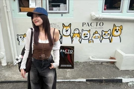 "Nữ thần Liên Quân" Phương Thảo khoe nhan sắc đời thường tại Singapore