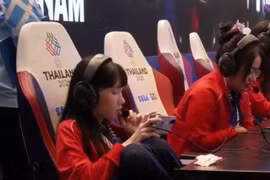 Nữ game thủ Việt dự SEA Games 33 gây sốt với màn dáng ngồi co chân trên ghế