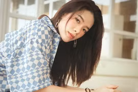 Visual sáng bừng của nữ VĐV cầm cờ cho đoàn Việt Nam tại SEA Games 33